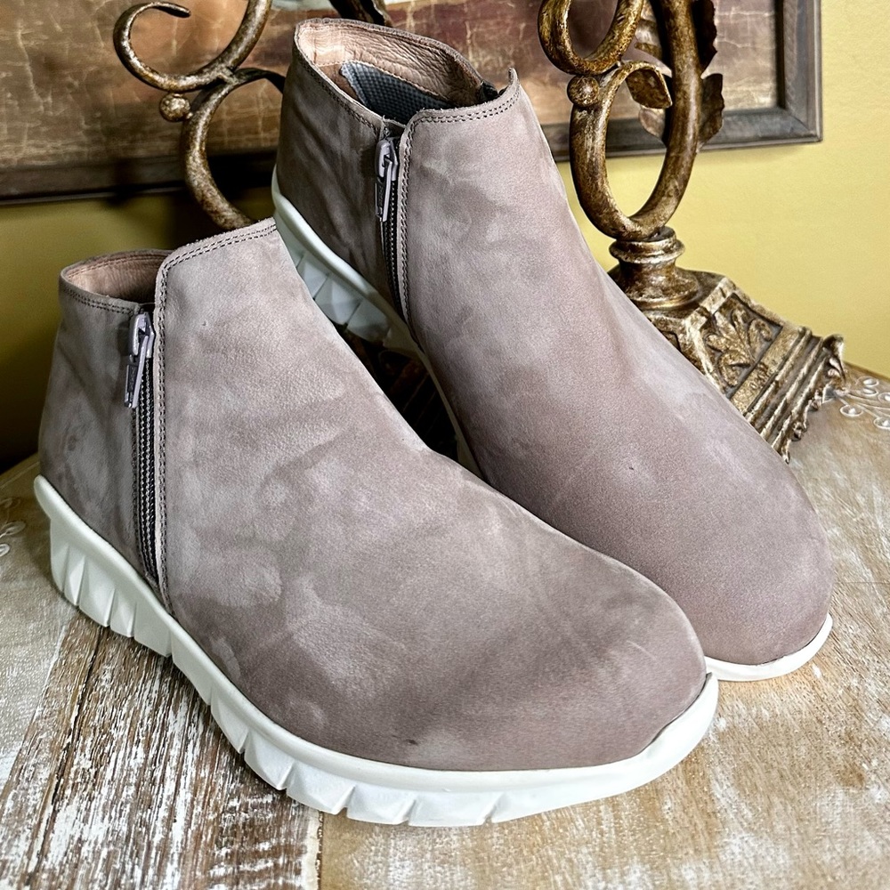 EUC💠Naot “Zodiac” Sneaker-Inspired Ankle Bootie Tan. Size 38/7-7.5 (see chart)